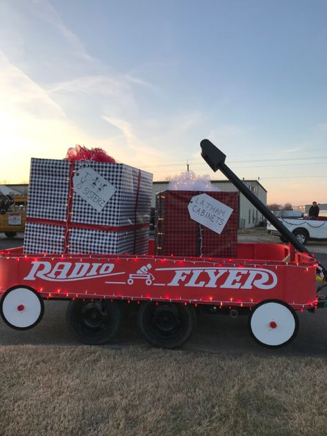 Old Time Christmas Parade Float Ideas, Christmas Parade Wagon Ideas, Rustic Christmas Parade Float Ideas, Christmas Theme Parade Float, Christmas Parade Float Ideas Sleigh, Classic Christmas Parade Float, Parade Float Christmas, Ideas For Christmas Parade Floats, Christmas Light Float Ideas
