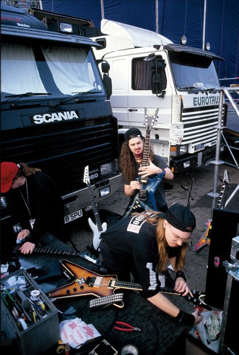 In 1991, Pantera took a break from recording 'Vulgar Display of Power' to play in front of 500,000 fans in Moscow. Pantera Wallpaper, Dimebag Darrell Guitar, Metal Lyrics, Vulgar Display Of Power, Pantera Band, Phil Anselmo, Dimebag Darrell, Band Photography, Power Metal