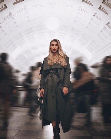 Dramatic Fashion Photography, City Fall Photoshoot, Blur Portrait Photography, City People Photography, Female Street Photography, Urban Photoshoot Women, Cold Weather Photoshoot, Skyscraper Photography, City Blur