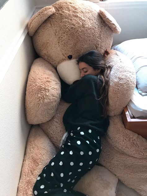 #teddybear #hugebear #huge #teddy #goodnight #pijama #girl #girlsteddy Huge Teddy Bear Aesthetic, Massive Plushies, Big Teddy Bear In Bedroom, Big Teddy Bear Aesthetic, Sleeping With Stuffed Animals, Soft Toys Aesthetic, Huge Stuffed Animals, Huge Plushies, Big Stuffed Bear