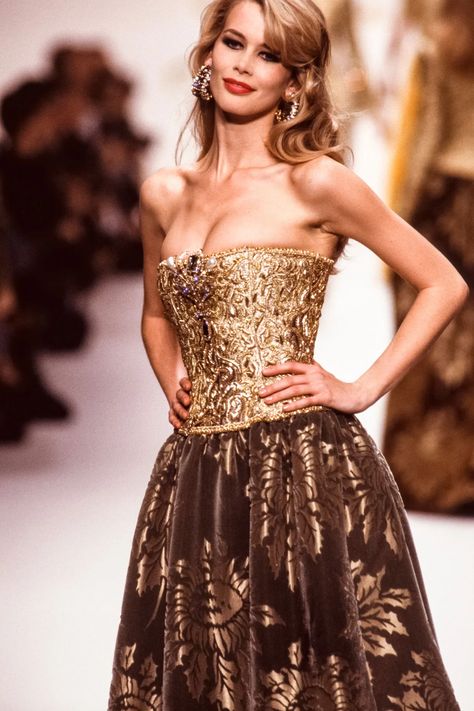 Claudia Schiffer's Best Vintage Runway Moments | British Vogue | British Vogue Oscar De La Renta, Style Année 90, Versace Gown, Vogue British, Versace Vintage, Valentino Gowns, Models 90s, Vintage Hollywood Glamour, Vintage Runway