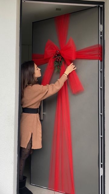 Sara • Home Organizer on Instagram: "Natale is coming ✨ Tutorial tramite storie • #addobbinatalizi #addobbarecasa #fiocco #fiocconatalizio #natale #nataleiscoming #addobbi" Christmas Decor For Restaurant, Christmas Decorations Ideas For Home, Restaurant Holiday Decor, Restaurant Christmas Decor Ideas, Restaurant Christmas Decor, Door Decoration For Christmas, Christmas Decor Door, Door Christmas Decor, Christmas Decoration Home