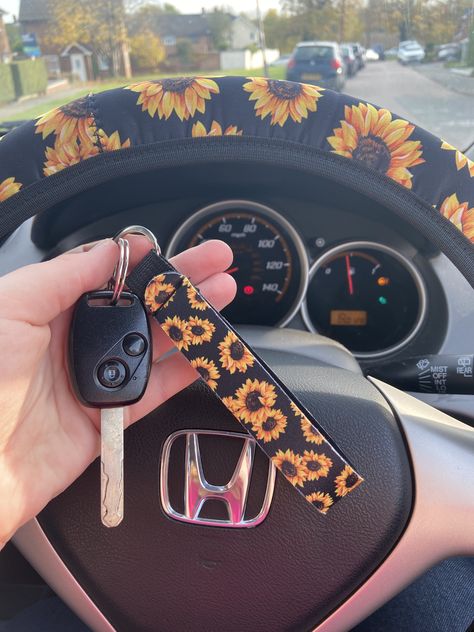 Sunflower Car Interior, Sunflower Jeep Accessories, Sunflower Car Decorations, Sunflower Car Accessories, Sunflower Items, Animal Print Furniture, Bff Phone Cases, Sunflower Accessories, Car Wheel Cover