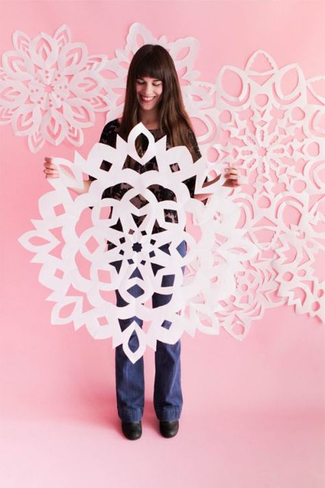 Winter Snowflake Crafts | Handmade | Home Decor | Christmas | Snow | Holidays | Easy DIY Craft Tutorial Ideas Giant Paper Snowflakes, Paper Snowflake Patterns, Snowflake Craft, Snow Flakes Diy, Winter Wonderland Party, Navidad Diy, Paper Snowflakes, Holiday Paper, Wonderland Party