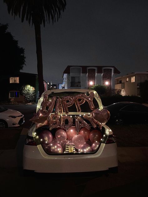 Car Trunk Birthday Decorations, Midnight Surprise Birthday Ideas, Bday Car Decoration Ideas, Birthday Car Surprises, Birthday Trunk Decoration, Sweet 16 Car Surprise Ideas, Birthday Celebration In Car, Car Trunk Birthday, Trunk Birthday Surprise