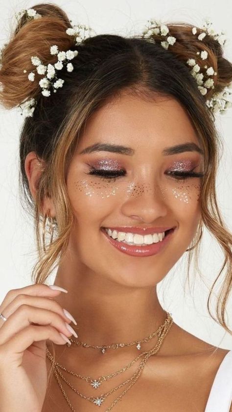 Modest Coachella Outfit, Gold Festival Makeup, Rave Makeup Glitter, Reputation Makeup, Gold Freckles, Coachella Make-up, Hippie Makeup, Music Festival Makeup, Coachella Makeup