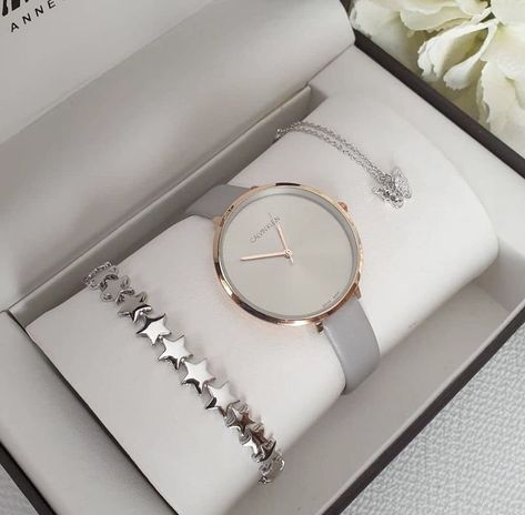 ladies watches simple designer watches women Watches Women Fashion Classy, Ladies Watches Luxury, Trendy Watches Women Fashion, Gucci Watch Women, Elegant Watches Women, Stylish Watches For Girls, Cartier Watches Women, Watches Women Simple, Casio Vintage