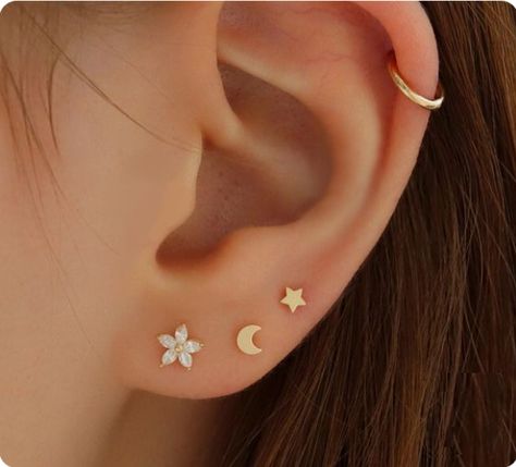 3 Ear Piercings, Triple Piercing, Minimalist Ear Piercings, Unique Ear Piercings, Ear Peircings, Pretty Ear Piercings, Cool Ear Piercings, Piercing Helix, Cool Piercings