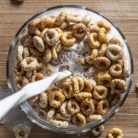 Directly Above Shot Of Milk Pouring In Breakfast Served On Table Vegan Late Night Snacks, Healthy Night Snacks, Healthy Midnight Snacks, Healthy Late Night Snacks, Night Time Snacks, Granola Recipe Homemade, Homemade Granola Bars, Yogurt And Granola, Eating At Night