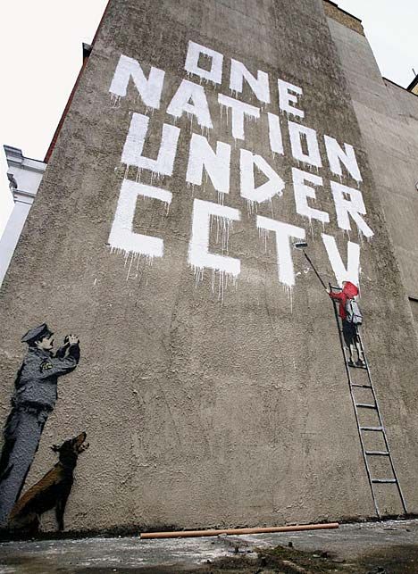 Right under their noses - Graffiti artist Banksy pulls off most audacious stunt to date - despite being watched by CCTV 3d Street Art, Street Art Graffiti, Street Art Banksy, Banksy Graffiti, Banksy Art, Graffiti Artwork, Gcse Art, Wow Art, Graffiti Artist