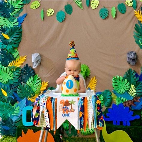 *Please check turn around times. All items are made to order* Listing is for high chair banner only. Other decor in photo is not included. This high chair banner is super cute for a dinosaur themed party! Made with fabric, ric rac, and a one dinosaur banner. Fits standard high chair trays. All Dinosaur 1st Birthday Party Boys, Dinasour Birthday, Dinosaur 1st Birthday, Dinosaur Banner, 1st Birthday High Chair, Dinosaur Birthday Theme, Birthday High Chair Banner, Birthday High Chair, Dinosaur Birthday Party Decorations
