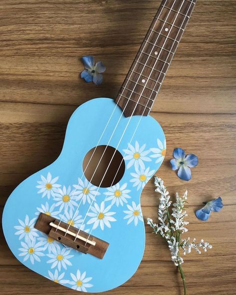 Ukelele Painted, Guitar Art Diy, Guitar Art Project, Arte Do Ukulele, Akordy Na Ukulele, Ukulele Diy, Painted Ukulele, Ukulele Design, Ukulele Art