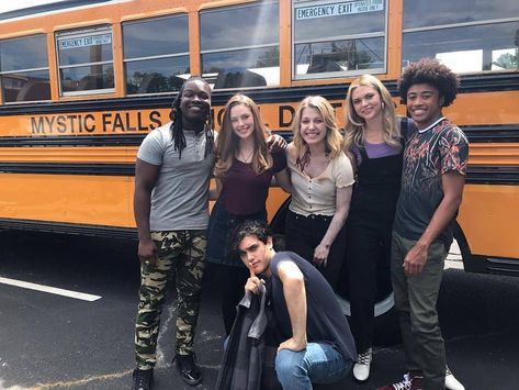 LEGACIES 😍😍 Behind the scenes photo. #legacies #danielleroserussell #hopemikaelson#ariashahghasemi #landonkirby… Aria Shahghasemi, Jenny Boyd, Every Witch Way, Danielle Rose Russell, Legacy Tv Series, Vampire Series, Vampire Diaries Cast, Rough Day, Hope Mikaelson
