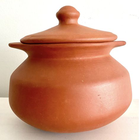 A Guide to Clay Pot Cooking | Epicurious Santos, Indian Clay Pots, Ceramic Cooking Pots, Must Have In Kitchen, Indian Dinnerware, Clay Pot Cooking Recipes, Clay Pot Cooking, Pot Shapes, Clay Cooking Pots