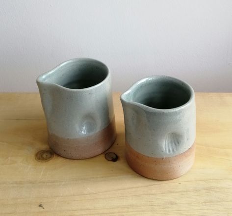 Small Jug Pottery, Hand Built Pottery Jug, Clay Tumblers Ceramic Pottery, Basic Ceramics Projects, Milk Jug Pottery, Ceramic Jugs Ideas, Pottery Milk Jug, Wheel Ceramics Ideas, Basic Pottery Ideas