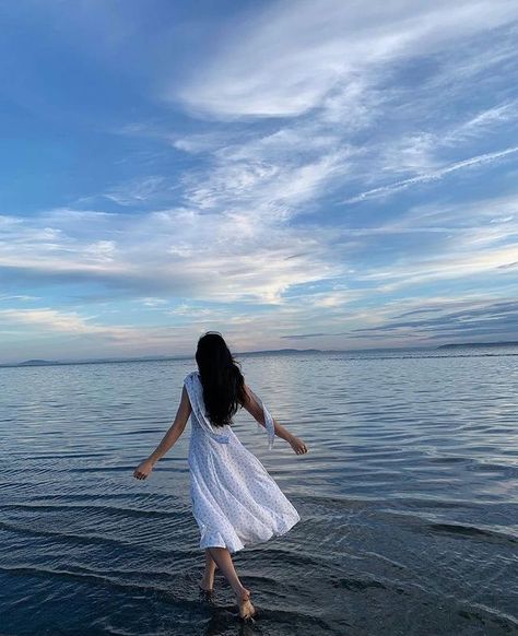 Ocean Poses Photo Ideas, Beach Outfits Women Vacation, Beach Poses By Yourself Photo Ideas, Girl On The Beach, Blue Sky Photography, Fairy Photoshoot, Beach Instagram Pictures, Fotografi Iphone, Photographie Portrait Inspiration