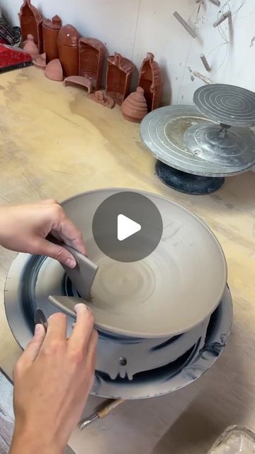 Beginner Pottery Bowls, Ceramic Art Pieces, Hand Built Pottery Bowls, Pottery Videos Techniques, Ceramic Bowls Designs, Pottery Bowl Designs, Pottery Handbuilding Ideas, Ceramic Bowl Ideas, Unique Pottery Ideas