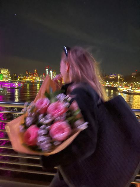 City Flowers Aesthetic, Buy Yourself Flowers Aesthetic, Flowers In London, Aesthetic City Photos, City Woman Aesthetic, Girl World Aesthetic, February Girls Aesthetic, Pics With Bouquet Of Flowers, Photo With Flower Bouquet