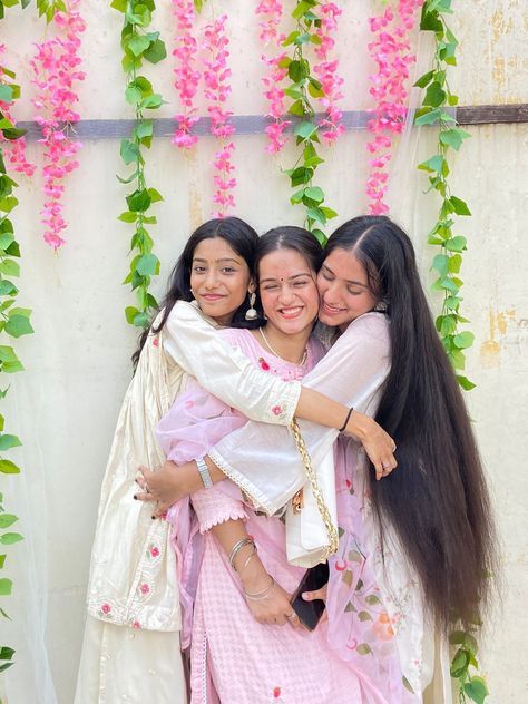 Sisters Photography Poses, Eid Photoshoot Ideas, Group Picture Poses, Group Photo Poses, Sisters Photoshoot Poses, Sister Photography, Bff Poses, Sister Poses, Funny Instagram
