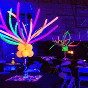 Neon Homecoming, Bright Centerpieces, Homecoming Decorations, Neon Birthday Party, Glow In Dark Party, Roller Skating Party, Neon Birthday, Sweet 16 Birthday Party, Balloon Centerpieces