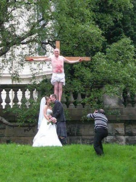 what a BIZARRE WEDDING!!!!!!! Silly Wedding Photos, Ugly Wedding Dress, Old World Wedding, Worst Wedding Dress, Wedding Fail, Photo Fails, Funny Wedding Photos, Most Beautiful Wedding Dresses, Pretty Wedding Dresses