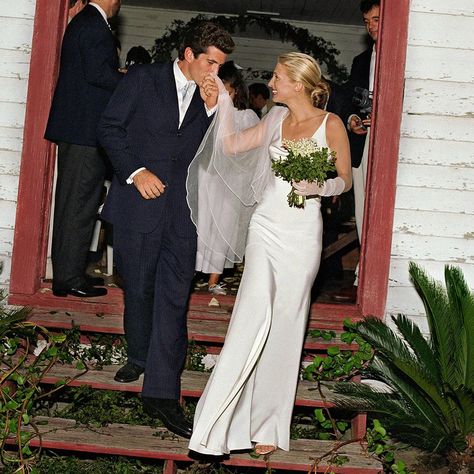 When Carolyn Bessette-Kennedy walked down the aisle on September 21, 1996, she forever changed the world of bridalwear. Before Bessette’s wedding to John F. Kennedy Jr. at First African Baptist Church on Cumberland Island, Georgia, it was Princess Diana’s elaborate tulle, taffeta, and lace gown with a 25-foot train—from her 1981 nuptials—that had s... Carolyn Bessette Wedding Dress, Carolyn Bessette Wedding, Jamie Hince, Celebrity Wedding Gowns, Carolyn Bessette, Celebrity Bride, Foto Top, Iconic Weddings, Jfk Jr