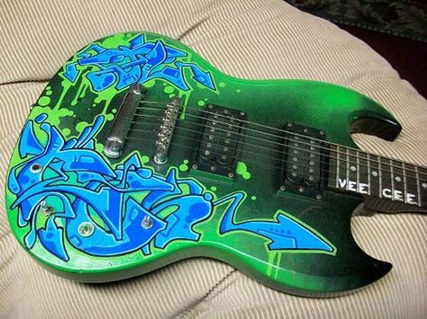Graffiti Guitar, Guitar Graffiti, Guitar Designs, Graffiti Letters, Electric Guitar Design, Guitar Ideas, Guitar Stuff, Guitar Art, Custom Guitars