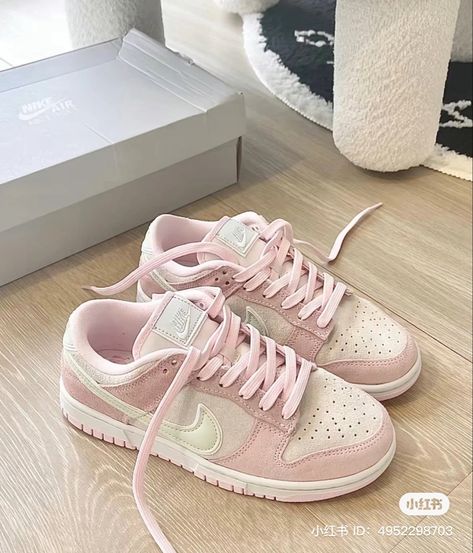 First Day Of Spring Outfit, Pastel Nikes, Trending Shoes For Women 2023, Pink Aesthetic Shoes, Cute Dunks, Dunk Low Pink Foam, Cool Womens Sneakers, Παπούτσια Nike Free, Buty Marki Nike