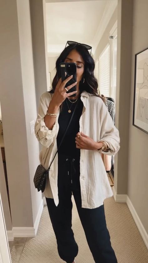 Comfy Button Down Outfit, Tank Top With Oversized Shirt, Casual Outfit Going Out, Casual Outfits Work Women, Oversized Shirt Styling Women, Over Sized T Shirt Styling, Black Shirt Outfit Ideas Woman, Mid Size Oversized Shirt Outfit, Silk Shirt Summer Outfit