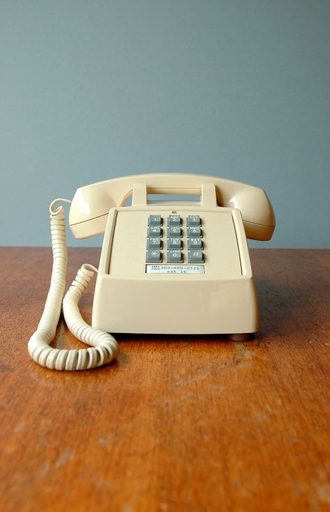 Psalm 50, Retro Things, Telephone Vintage, Vintage Phones, Chit Chat, Vintage Telephone, Old Phone, Vintage Memory, Antique Table