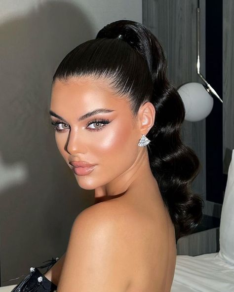 Glam Night Hairstyle, Makeup Bronze Look, Makeup For Ponytail, Diva Makeup Look, Makeup Event Ideas, Bronze Glam Makeup Look, Bridal Makeup Artist Aesthetic, Glam Makeup Looks Wedding, Glam Hair Styles