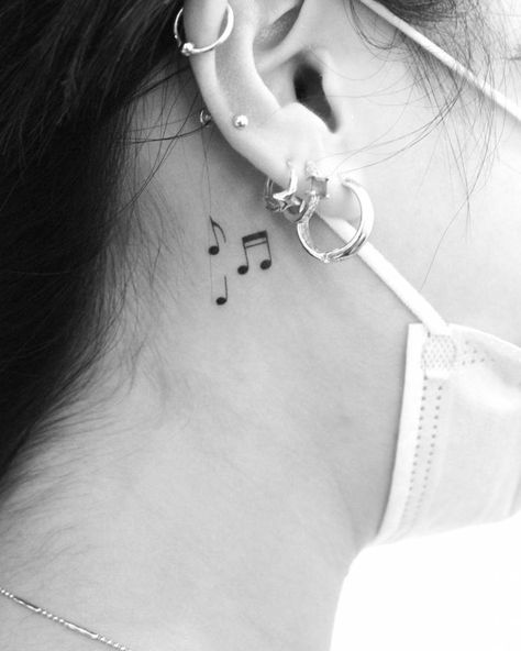 Music notes tattooed behind the ear, minimalistis Music Note Tiny Tattoo, Mini Music Note Tattoo, Tattoo Design For Music Lover, Small Music Symbol Tattoo, Behind The Ear Music Note Tattoo, Musical Notes Behind Ear Tattoo, Musical Symbols Tattoo, Behind Ear Tattoo Small Men, Small Music Note Tattoo Behind Ear