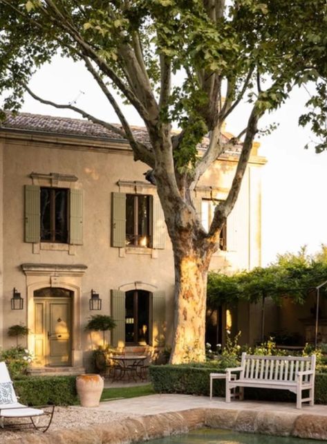 French country Old World style in a charming Provence villa - La Bastide de Laurence. Provence Style, Country Interior, Luxurious Kitchens, French Villa, Alfresco Dining Area, Provence Wedding, Luxury Villa Rentals, Hello Lovely, Old World Style