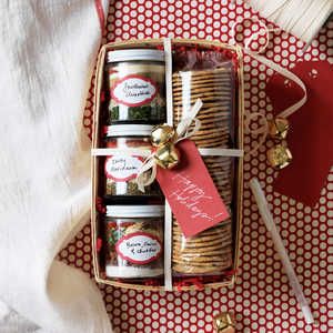 Gifts-in-a-Jar: Jams, Spreads & Sauces | Homemade jams, spreads and sauces in festive jars are food gifts that are sure to please and a great way to show you care. Jam Gift Basket, Chipotle Dip, Homemade Presents, Cheddar Dip, Gift Jars, Jam Gift, Jar Recipes, Fruit Basket Gift, Diy Food Gifts