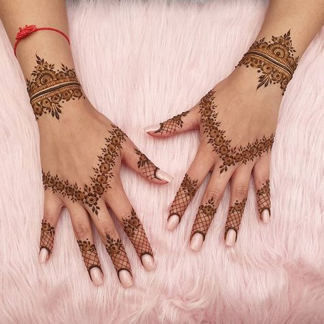 Mehndi Arabic, Traditional Mehndi Designs, Mehendi Function, Simple Mehendi Designs, Hand Mehndi Designs, Mehndi Designs Simple, Back Hand Mehndi, New Mehndi, Mehndi Outfit