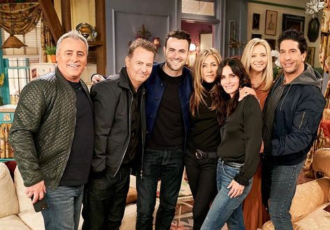 The 'Friends' Reunion Director Revealed Which Cast Member He Had to Win Over First Friends Best Moments, Sing Me To Sleep, Friends Reunion, Love You Friend, Friends Cast, David Schwimmer, Ross Geller, Friends Pic, Joey Tribbiani