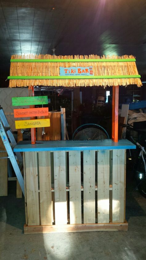 Tiki bar! Two wood pallets, scrap lumber, spray paint Bar Diy Ideas, Pallet Tiki Bar, Diy Outdoor Bar Ideas, Diy Tiki Bar, Tiki Bar Ideas, Backyard Diy Ideas, Tiki Bars Diy, Tikki Bar, Bar Pallet