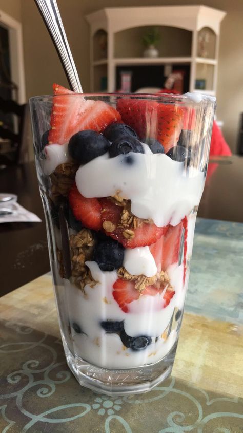 Fruit Parfait Aesthetic, Healthy Breakfast With Granola, Granola Breakfast Bowl, Yogurt Parfait Aesthetic, Yogurt And Fruit Bowl, Healthy Snacks Yogurt, Breakfast With Granola, Yogurt Bowl Ideas, Healthy Food Fruit