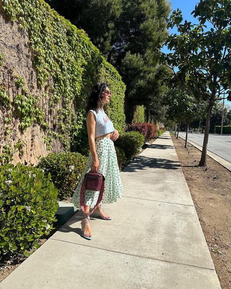 Serial outfit repeater because I celebrate earth day every day duhhh. Outfit: Vintage crop tee Vintage Oscar de la Renta skirt Vintage Chanel vanity bag Vintage Chanel, Oscar De La Renta, Chanel Vanity Bag, Chanel Vanity, Outfit Repeater, Outfit Vintage, Vanity Bag, Skirt Vintage, Vintage Skirt