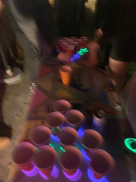 Party Life Astethic, Dorm Party Ideas, Lit Party Ideas, Halloween Beer Pong Table, Fake Halloween Party Snapchat, Halloween Highschool Party, Big House Party Aesthetic, Spooky Party Ideas Decoration, Halloween Party Aesthetic Outside