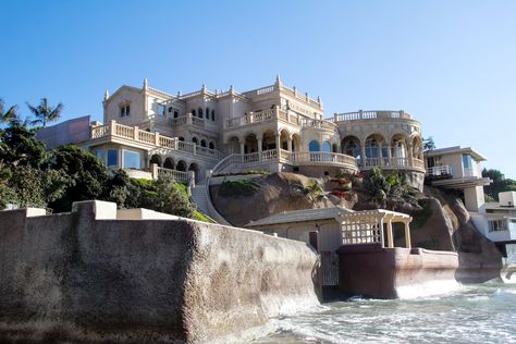 Beach Side Mansion, Luxury Beach Homes Exterior, Beach Mansion Aesthetic, Big Beach Houses, Beach Mansion Exterior, Dream Beach Houses Luxury, Mansion Beach House, Mansion By The Sea, Beach House Mansion