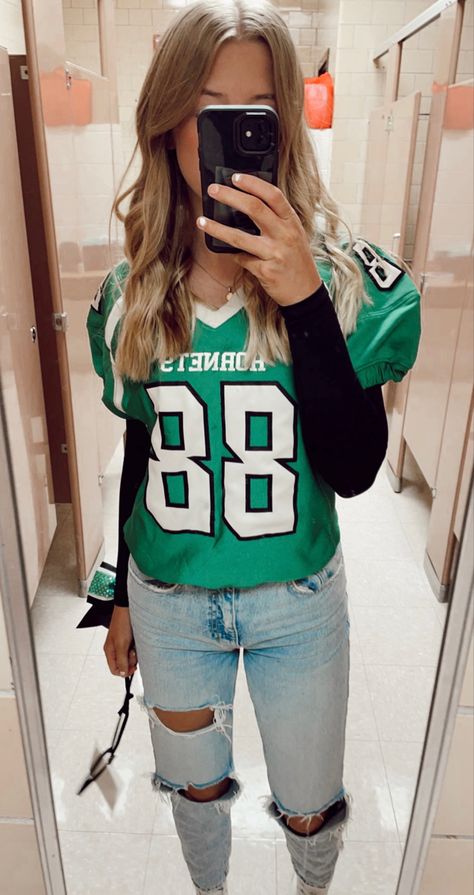 White Outfits For Football Game, Cute Outfits For Nfl Football Games, Wearing His Jersey Football, Highschool Baseball Game Outfit, Football Jersy Outfits For Women, Preppy Jersey Outfit, Girls Football Player Costume, 49er Jersey Outfits Women, Jersey Night Theme Outfit Football