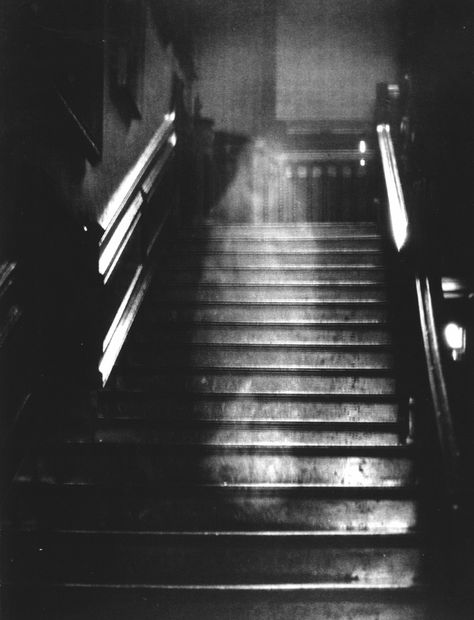 Haunting Spirit Photography from the Age Before Photoshop Haunted House Stories, Real Ghost Photos, Country Life Magazine, Spirit Photography, Paranormal Stories, Ghost Sightings, Paranormal Photos, Creepy Ghost, Creepy Photos