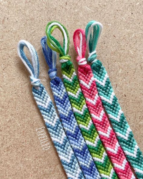 Cute Bracelet For Boyfriend, Chevron Bracelet Pattern 3 Colors, Cute Thread Bracelets Colors, String Bracelet Patterns Chevron, Bracelet Patterns How To, Bracelet Inspo String, Bracelet Patterns Thread, Different Friendship Bracelet Patterns, Embroidered Bracelet Diy