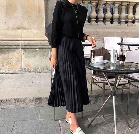 Rok Outfit, Black Skirt Outfits, Estilo Hijab, Pleated Skirt Outfit, Moda Do Momento, Long Skirt Outfits, Black Skirt Long, Skirt Outfit, Looks Chic