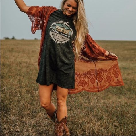 Curvy Western Outfits, Plus Size Country Outfits, Plus Size Western Fashion, Western Grunge Style, Plus Size Western Wear, Boho Western Outfits, Boho Duster, Western Boots Outfit, Urban Outfitters Tank Top