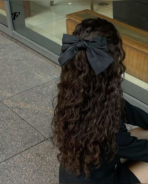 Curly Hair Photos, Curly Hair Styles Easy, Bow Hairstyle, Trendy Hairstyle, Hairdos For Curly Hair, Hair Stylies, Curly Hair Inspiration, Curly Girl Hairstyles, Curly Hair Care