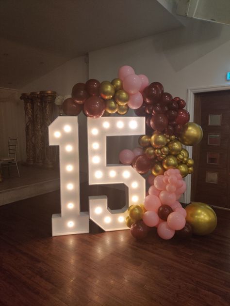 Celebrating quinceañera for a lovely 15 year old. Baloon decoration ideas using burgundy Pink and gold balloons and light up numbers. Number 15 Balloons, 15 Year Birthday Ideas, 15 Light Up Numbers Quince, 15 Light Up Numbers, 15 Aesthetic Number, Turning 15 Birthday, 15 Year Birthday Party Ideas, Birthday Decoration With Lights, 15 Year Girl Birthday Party Ideas