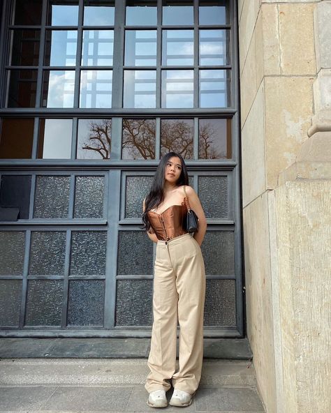 Brown Top Cream Pants, Brown Outfit Fancy, Brown Top Outfit Aesthetic, Brown And Khaki Outfit, Brown Outfit Photoshoot, Brown Cami Outfit, Brown Top Outfit Ideas, Outfit Jean Beige, Brown Corset Top Outfit