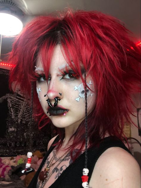 Cool Alternative Hair, Alt Colored Hair, Alt Valentines Makeup, Punk Hair Ideas, Ugly Haircuts, Micro Bangs Goth, Red Hair Alt, Cool Hair Dye Ideas For Short Hair, Alt Hair Colors